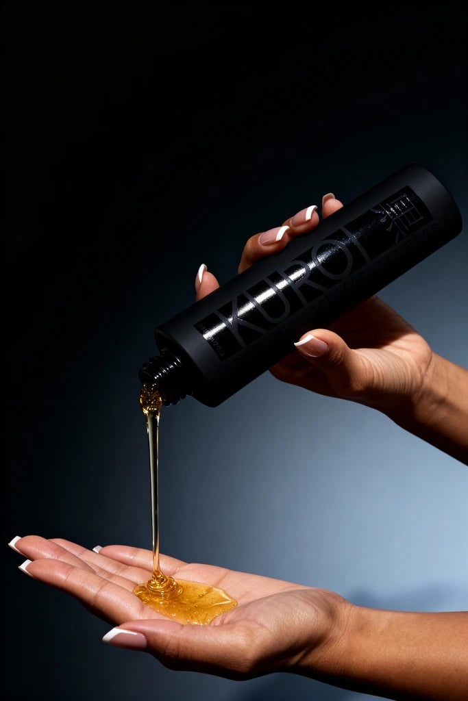 Kuroi Shampoo: goldene Textur fließt aus der Flasche